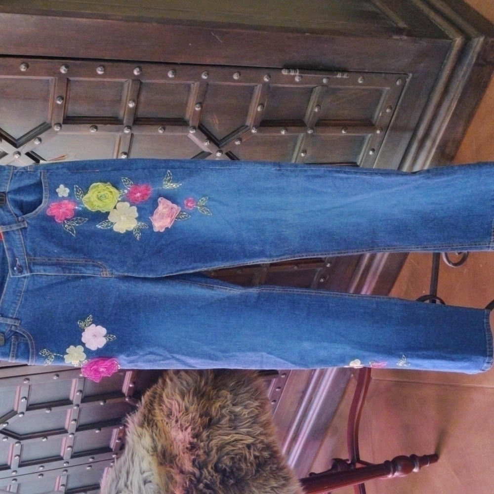 𝅺SIZE 10 look at all the cool details! COOL Very Vera floral embossed jeans!
